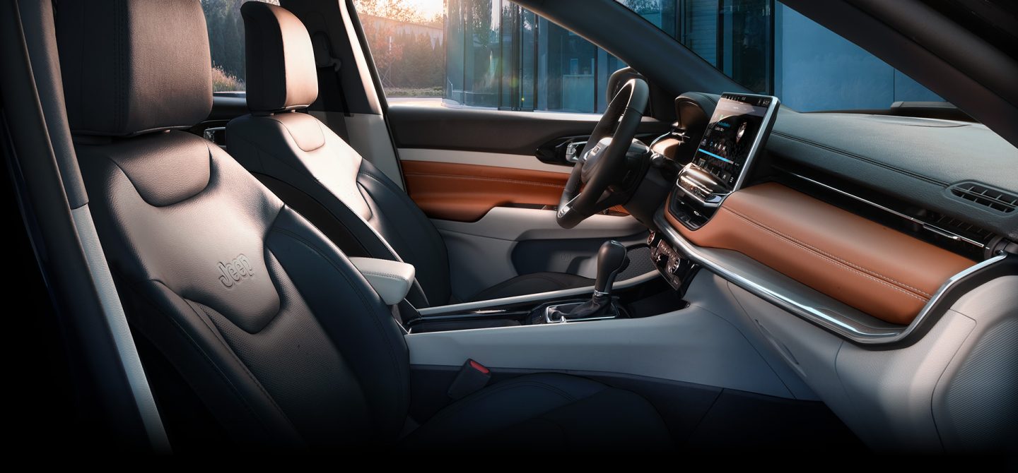 The front seats, instrument panel and dash in the 2023 Jeep Compass Limited.