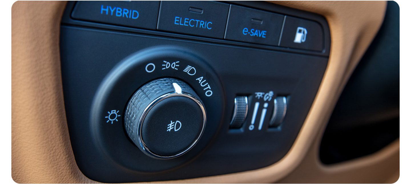 The drive mode selector in the 2026 Jeep Grand Cherokee 4xe.