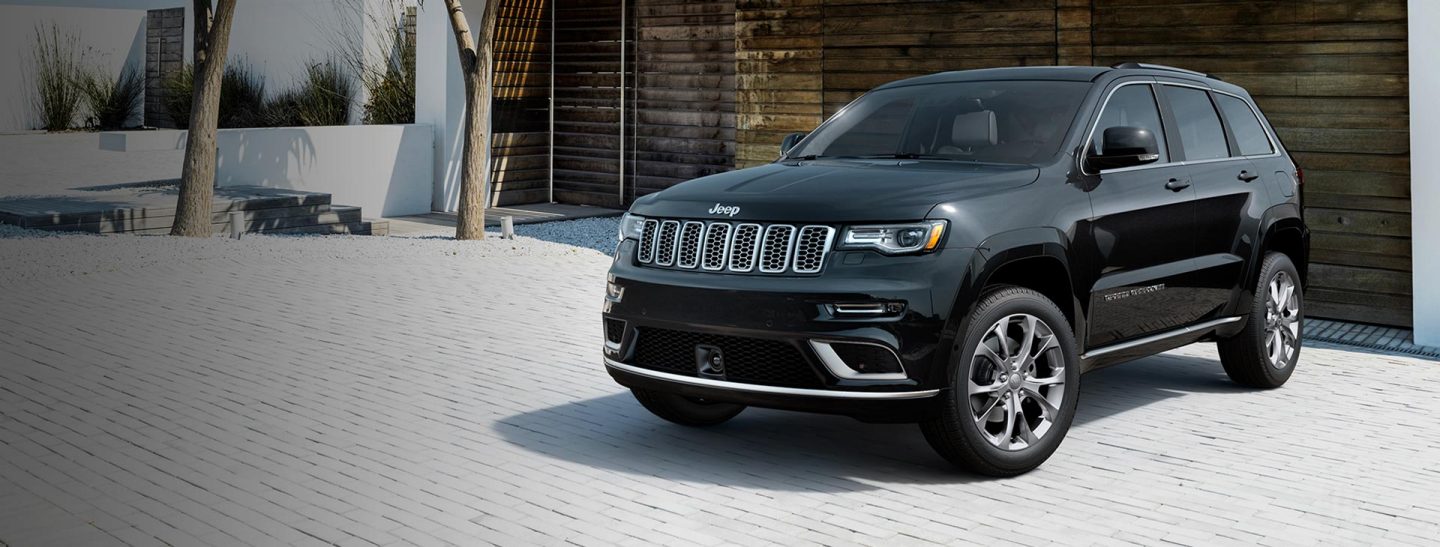 2019-Jeep-Grand-Cherokee-Overview-Hero-Summit-Driveway